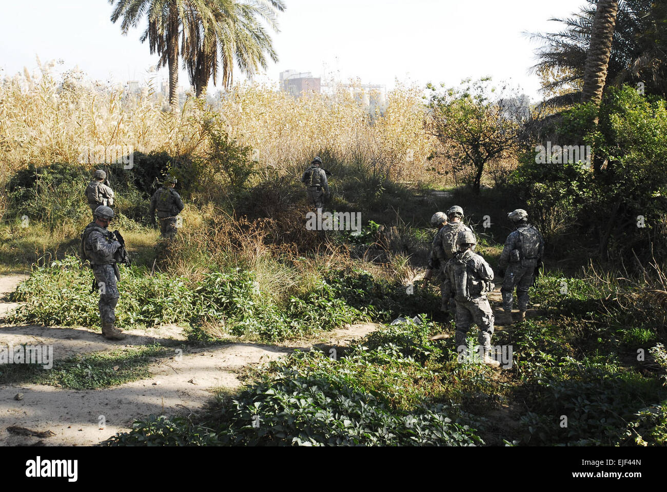 I soldati della società D, 2° Battaglione, 4° Reggimento di Fanteria, e Co. D, 1bn., 505th Parachute Inf. Regt., fissata per il 1° Brigata Team di combattimento, 4a divisione di fanteria, Divisione multinazionale ñ Baghdad, distesa durante una ricerca nella cache lungo le rive del fiume Tigri dic. 26 in Rashid distretto. 1bn., ìPanthersî della 505th PIR, parte della terza BCT, ottantaduesima Airborne Div., di stanza a Fort Bragg, N.C., distribuito per inoltrare una base operativa Falcon, nel sud di Baghdad, sostituirà il 2° Bn., "Guerrieri", che sarà completata a 14 mesi in giro a sostegno della MND-B e operati Foto Stock