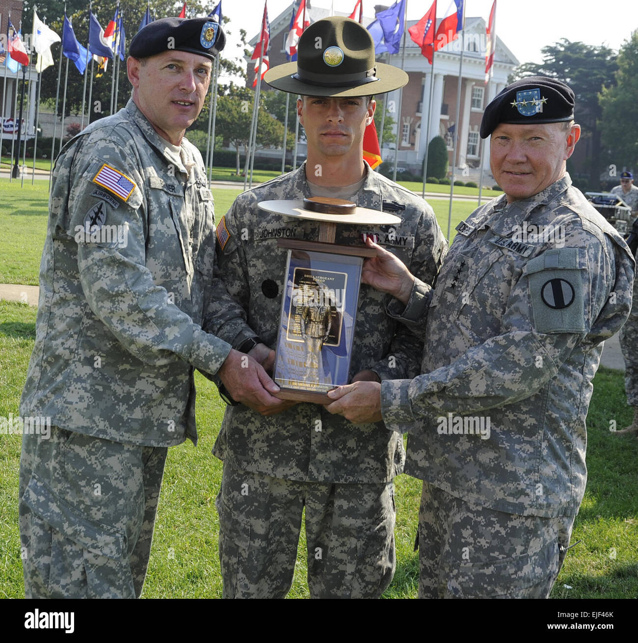 Il personale Sgt. Michael Johnston da Fort Benning, Ga., ha vinto l'active duty 2009 trapanare il sergente dell'anno titolo a Continental Park sulla Fort Monroe, Va. Johnston è presentato con il trapano sergente dell'anno trofeo dal comando Sgt. Il Mag. David Bruner e gen. Martin E. Dempsey di U.S. Esercito di formazione e dottrina esercito Comando nomi top drill sergenti per 2009 /-news/2009/06/26/23536-army-nomi-top drill-sergenti-per-2009/?ref=news-home-title7 Foto Stock