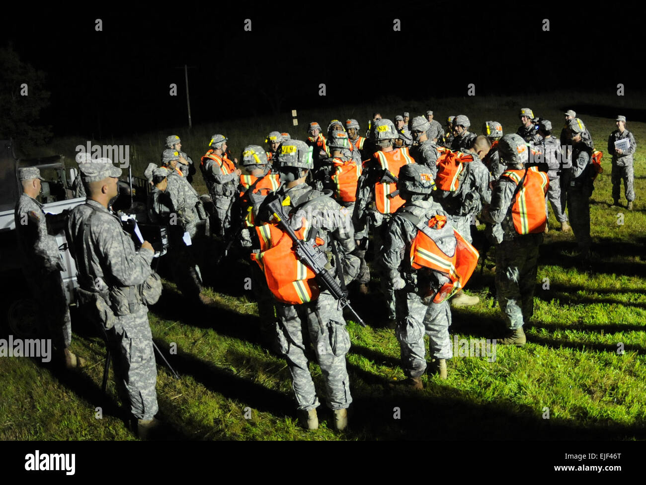 La riserva di esercito guerriero meglio i candidati a prepararsi per spostare fuori per notte/giorno della navigazione terrestre alla notte/giorno della navigazione terrestre al 2010 riserva di esercito guerriero migliore concorrenza a Fort McCoy, Wis. Martedì, 27 luglio 2010. Foto Stock