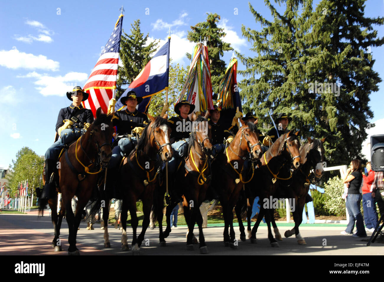 100510-A-7377C-004 - una guardia di colore da Fort Carson 4a Divisione di Fanteria marche giù percorso olimpico durante la cerimonia di apertura della manifestazione inaugurale del guerriero giochi 10 maggio 2010, presso l'U.S. Olympic Training Center in Colorado Springs, Colo. alcuni 200 feriti guerrieri e i veterani invalidi da tutti i servizi militari sono in concorrenza in paralympic-style eventi sportivi possono 10-14. Army Sgt. 1. Classe Michael J. Carden Foto Stock