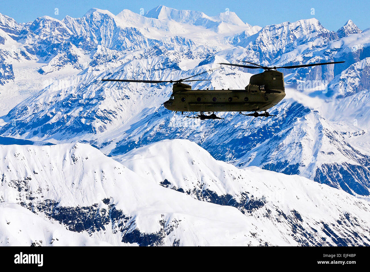 Un U.S. Esercito Alaska Aviation Task Force CH-47 elicottero Chinook vola lungo l'Alaska Range sul suo modo al ghiacciaio Kahiltna maggio 20. Un team di otto soldati e un civile dell'esercito da Fort Wainwright sono state trasportate dalla società B, 1° Battaglione, 52nd reggimento di aviazione a servizio del Parco Nazionale del campo base sul ghiacciaio per iniziare il loro tentativo di salire il monte McKinley, America del Nord il picco più alto. I membri del team sono rappresentanti di Stati Uniti Esercito Alaska settentrionale, Warfare Training Center e il 1 ° Stryker Brigade Combat Team, XXV divisione di fanteria. Foto esercito/John Pennell Foto Stock
