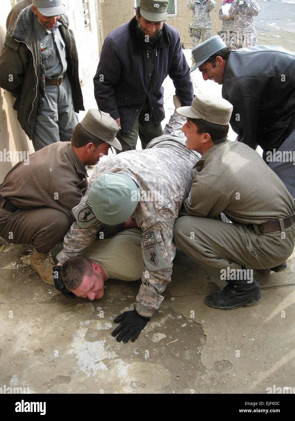 Master Sgt. Blue Rowe, Panjshir Provincial Reconstruction Team affari civili, Air Force Senior Airman Wade Agnello, Panjshir PRT delle forze di sicurezza afghane e le protezioni di confinamento a piedi attraverso e simulare 'prendere all' tecniche utilizzate per sedare gli autori in una prigione sommossa a Dashtak prigione nel distretto di Bazarak, Panjshir provincia, Afghanistan, 29 gennaio. Foto Stock