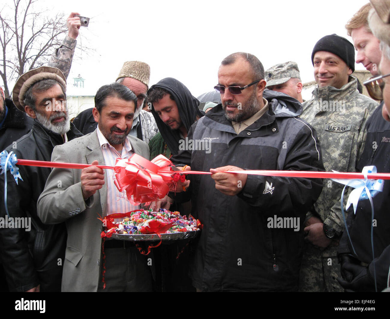 Gov. Hajii Bahlol dell Afghanistan del Panjshir provincia prende il primo di numerosi snips onorario del nastro rosso presso la grande apertura per Panjshir's Bakshi Khiel Bridge nella provincia del distretto di Rokha. Stati Uniti Foto dell'esercito Foto Stock