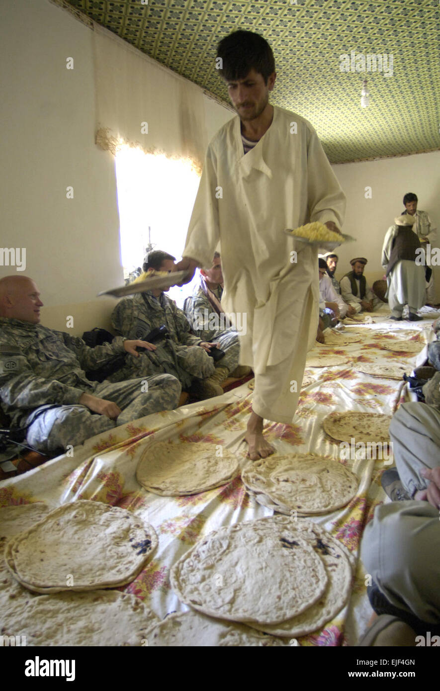Membri del Panjshir Provincial Reconstruction Team partecipano in un pranzo di Naan, riso, carne arrosto e chai, nel Panjshir provincia dell'Afghanistan il 7 agosto 2007. Master Sgt. Jim Varhegyi Foto Stock