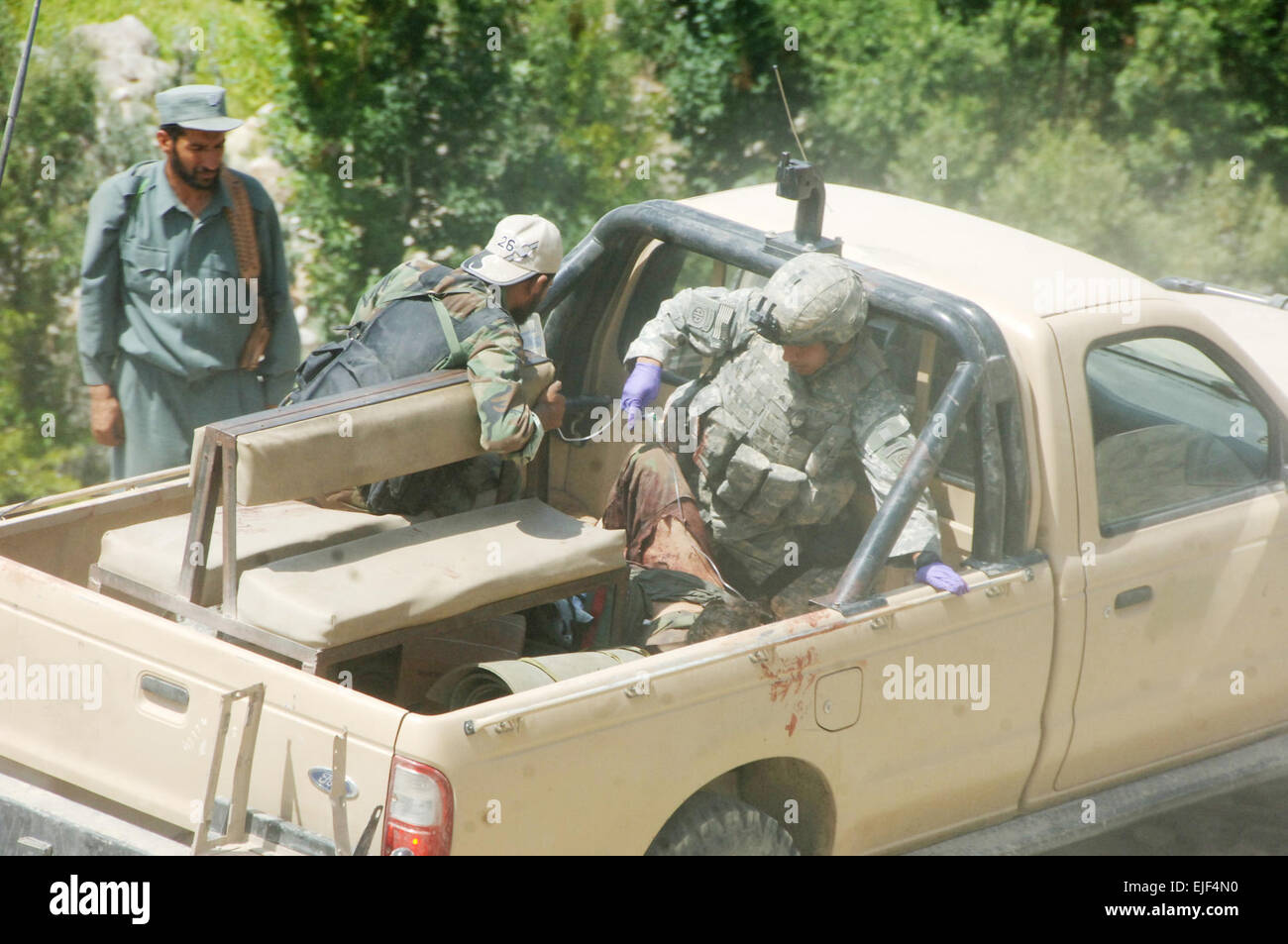 Stati Uniti Army Sgt. Giuseppe Peer, del secondo battaglione, ottantaduesima Brigata Aerea a lungo raggio distacco di sorveglianza, considera un esercito nazionale afghano soldato dopo essere ferito dalle forze dei talebani nei pressi del villaggio di Allah dire, Afghanistan, Agosto 21, 2007. Il personale Sgt. Michael L. Casteel Foto Stock