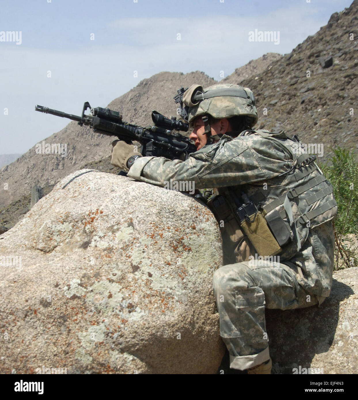 Stati Uniti Il personale dell'esercito Sgt. Jason Geranan, di Foxtrot Company, 2° Battaglione, ottantaduesima Brigata Aerea, fornisce la sicurezza durante una sosta nei pressi del villaggio di Allah dire, Afghanistan, 20 Agosto, 2007. Il personale Sgt. Michael L. Casteel Foto Stock