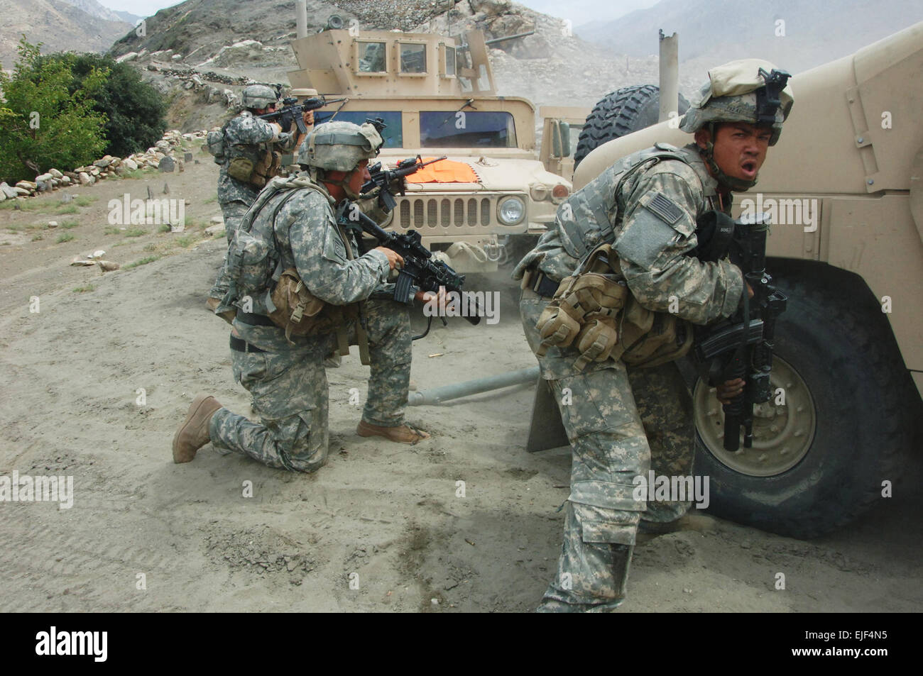Stati Uniti Army Spc. Chris Avila, destra e altri soldati di impegnare le forze dei talebani durante una sosta per la riparazione di un veicolo in panne nei pressi del villaggio di Allah dire, Afghanistan, sul 20 agosto, 2007. Avila è assegnato alla società di Foxtrot, 2° Battaglione, ottantaduesima Brigata Aerea. Il personale Sgt. Michael L. Casteel, U.S. Esercito. Rilasciato Foto Stock