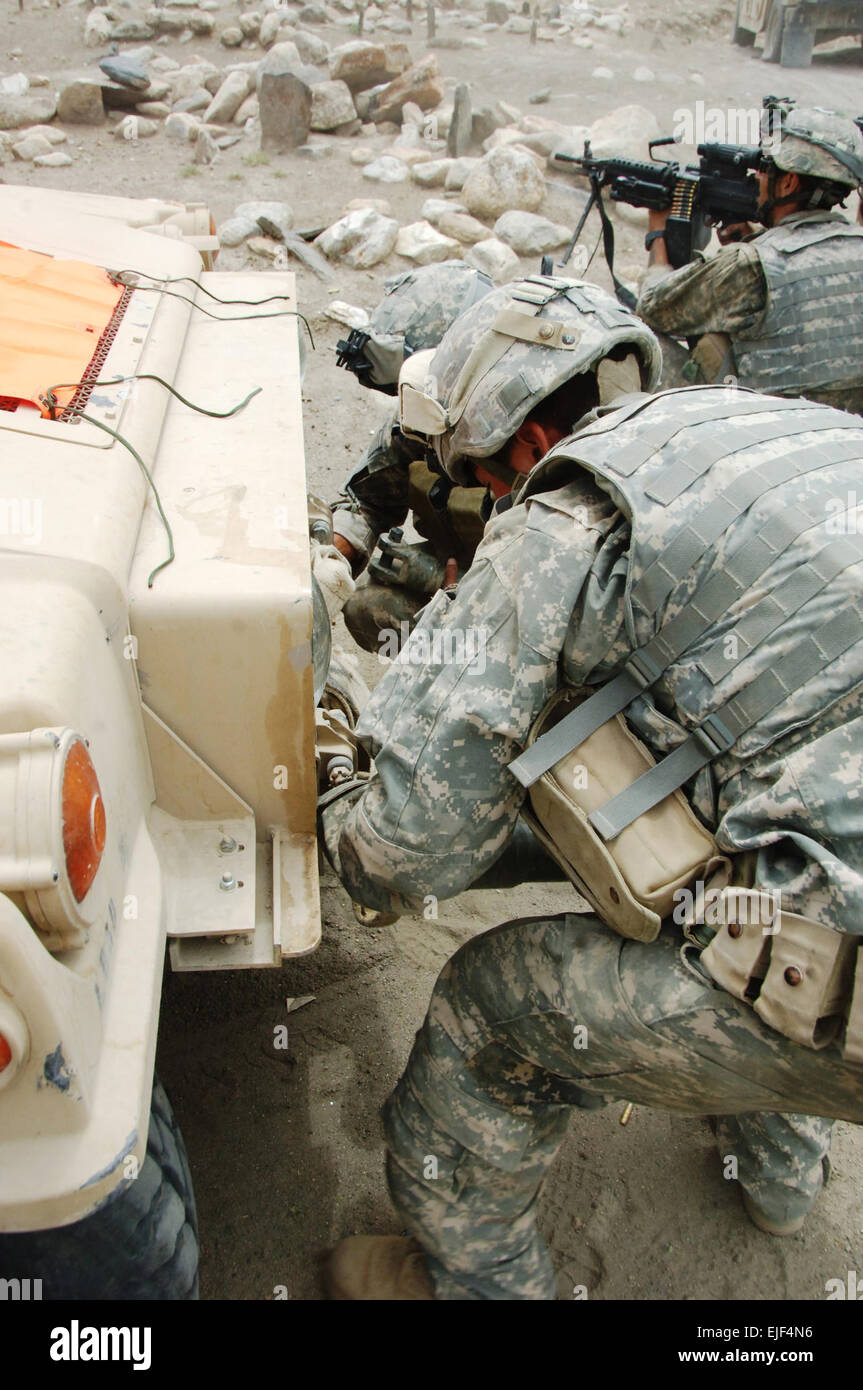 Stati Uniti I soldati dell esercito di Foxtrot Company, 2° Battaglione, ottantaduesima Brigata Aerea un gancio barra di traino fino ad un Humvee disabili durante una sosta dopo aver incontrato le forze dei talebani nei pressi del villaggio di Allah dire, Afghanistan, 20 Agosto, 2007. Il personale Sgt. Michael L. Casteel rilasciato Foto Stock
