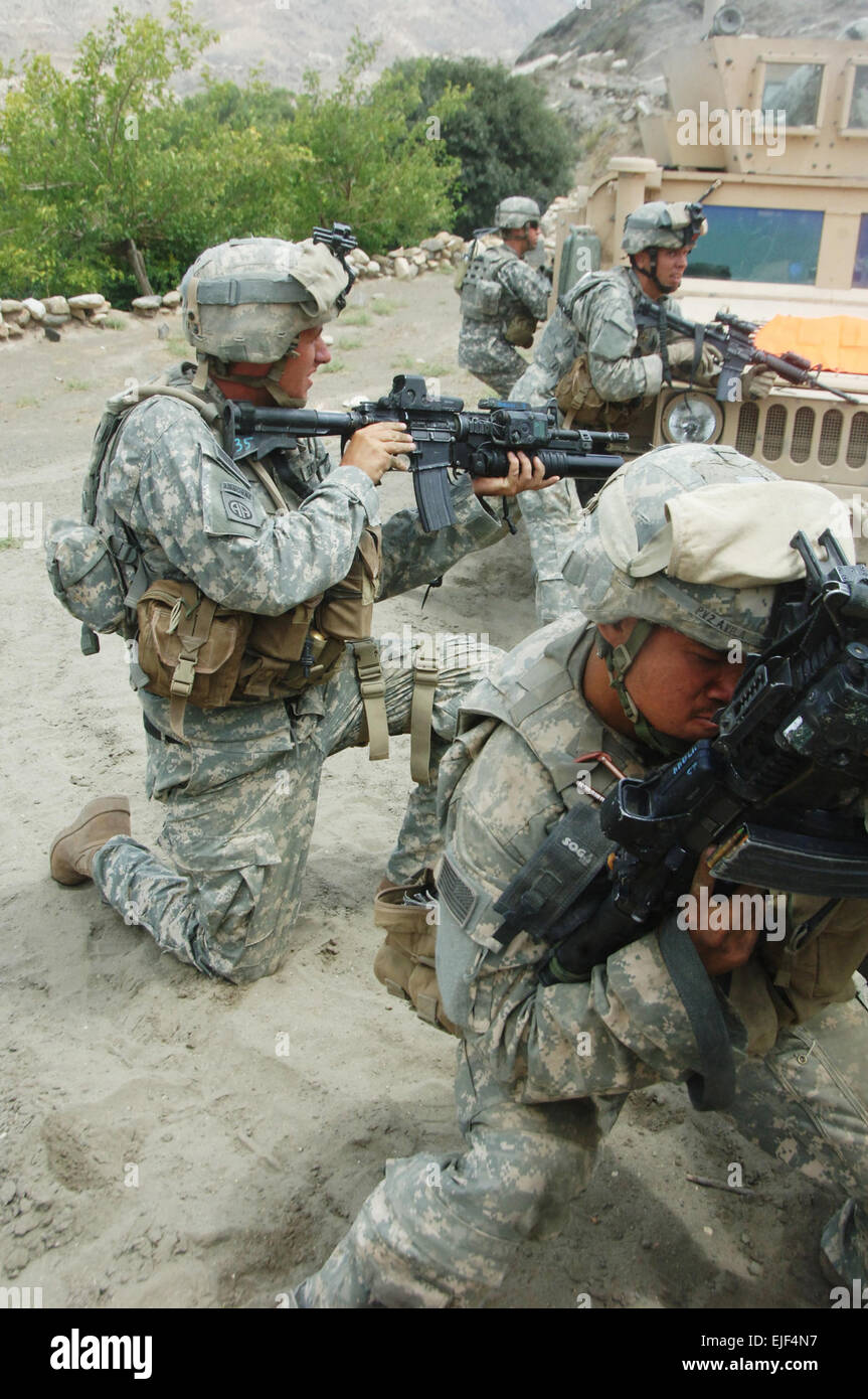 Stati Uniti I soldati dell esercito di Foxtrot Company, 2° Battaglione, ottantaduesima Brigata Aerea impegnare le forze dei talebani durante una sosta per un veicolo in panne nei pressi del villaggio di Allah dire, Afghanistan, 20 Agosto, 2007. Il personale Sgt. Michael L. Casteel rilasciato Foto Stock