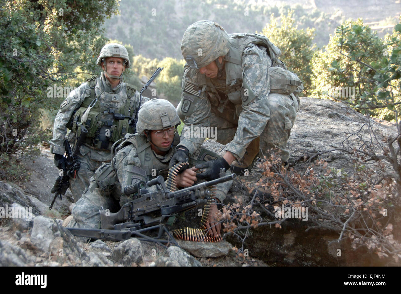 Stati Uniti Army Sgt. 1. Classe Matteo Kahler, sinistra, supervisiona e fornisce la sicurezza per PFC. Jonathan Ayers e Adam Hamby mentre essi posizionare un M240 mitragliatrice come parte di una lotta contro la posizione tra le montagne di Afghanistan's Kunar Provincia su Ott. 23, 2007. I soldati sono tutti dal 2° Battaglione, 503rd Parachute Reggimento di Fanteria. Il personale Sgt. Justin Holley, U.S. Esercito. Foto Stock