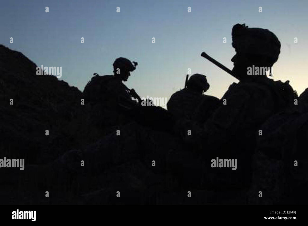 Stati Uniti I soldati dell esercito dal 2° Battaglione, ottantaduesima Brigata Aerea a lungo raggio distacco di sorveglianza condotta una pattuglia vicino Bodro, Afghanistan, Agosto 17, 2007. Il personale Sgt. Michael L. Casteel Data Shot: 20070817 Fotografo: SSG MICHAEL L. CASTEEL Foto Stock