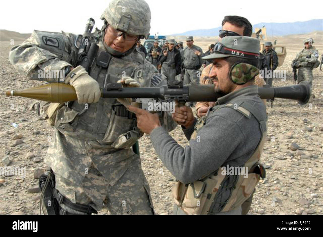 Un U.S. Soldato dell'esercito dalla sede centrale e sede società, 173rd truppe speciali battaglione pullman di una polizia nazionale afgana ufficiale come egli si prepara a fuoco un razzo a propulsione lanciagranate durante una valutazione delle competenze della missione su un intervallo in Beshud, Afghanistan, Feb 13, 2008. Spc. Justin francese rilasciato Foto Stock