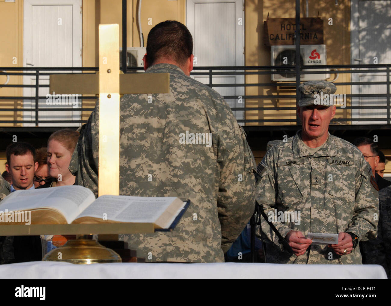 Stati Uniti Esercito Capt. Teodoro Knach, cappellano della produzione combinata di sicurezza comando di transizione - Afghanistan, conduce l'inno di chiusura durante una Pasqua servizi sunrise su Camp Eggers a Kabul, Afghanistan, Marzo 23, 2008. Petty Officer di prima classe David M. Votroubek, U.S. Navy. Foto Stock