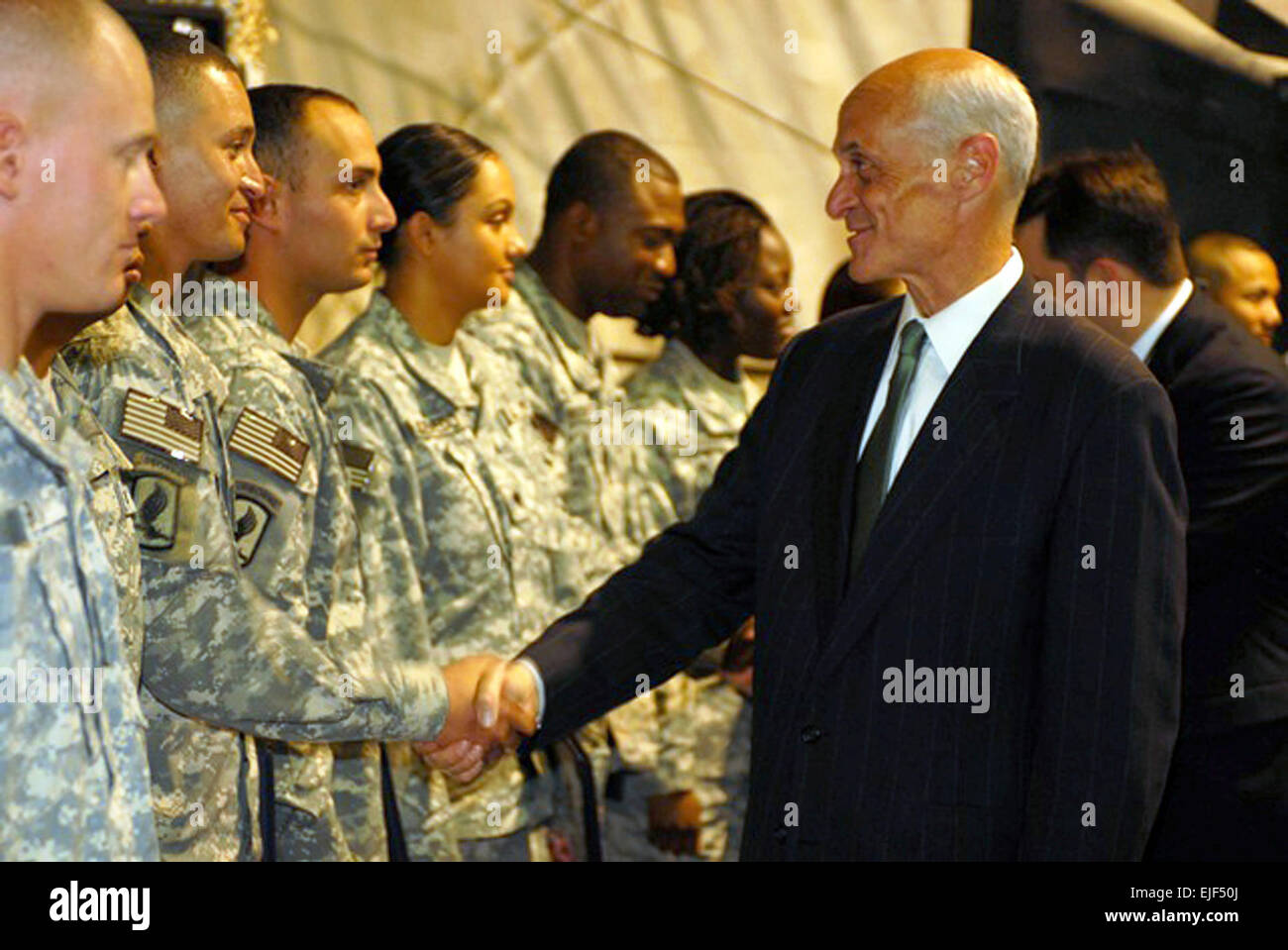 20080526-A-2845D-1 309 - STATI UNITI Department of Homeland Security segretario Michael Chertoff scuote la mano di un soldato di Maggio 26, per congratularmi con lui per la sua nuova cittadinanza degli Stati Uniti in una cerimonia in Bagram Air Field. Quaranta-quattro soldati e marines sono state concesse la cittadinanza a una cerimonia di naturalizzazione a causa del loro servizio militare. Esercito foto di Foto Stock