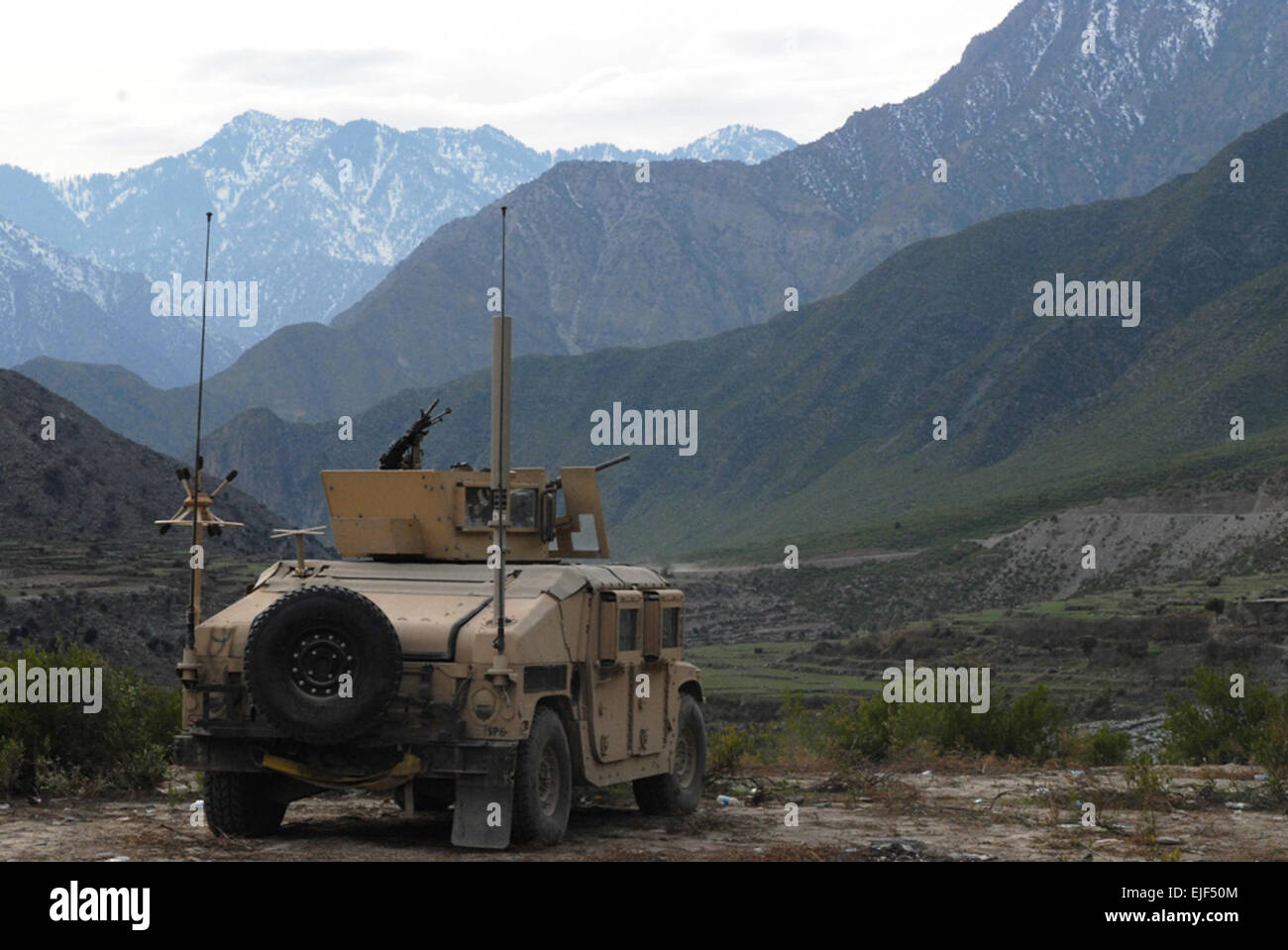 Un quartier generale e sede truppa , 6° Stormo, 4° reggimento di cavalleria, 3° Brigata Team di combattimento, 1° Divisione di Fanteria, humvee sorge su di un altopiano che si affaccia sulla via di una lotta contro la pattuglia di logistica che è in arrivo il loro modo di consegnare le forniture per l'area. Gli scout erano lì a guardare per attività di nemico e proteggere la pattuglia da attacco. Foto Stock