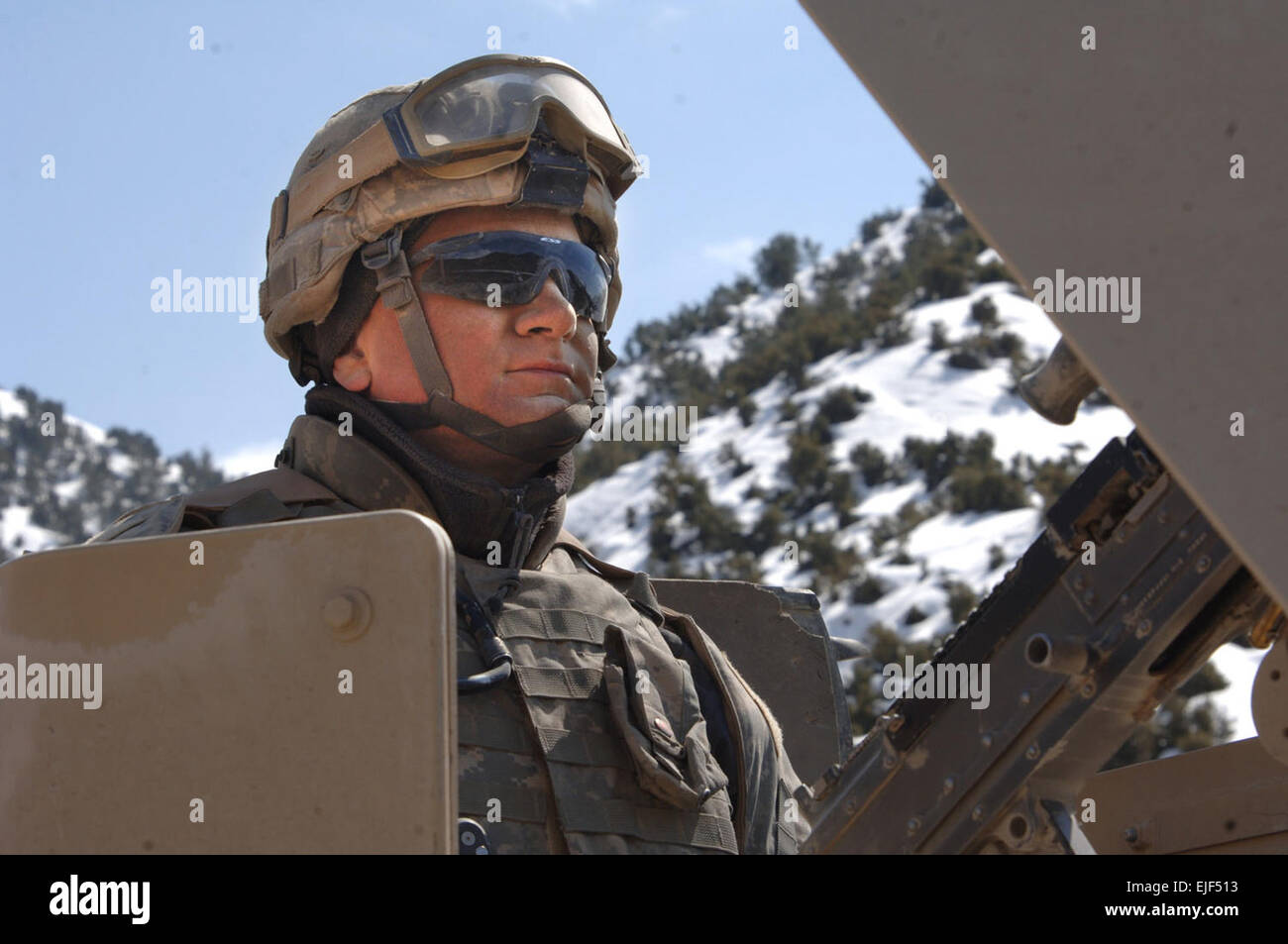 Stati Uniti Army Spc. Victor Piacente, del primo battaglione, 102º Reggimento di Fanteria, Connecticut National Guard, scandisce il suo settore mentre il suo convoglio si ferma per una pausa durante un prolungato patrol in Gardez provincia dell'Afghanistan Marzo 16, 2007. Il personale Sgt. Michael Bracken Foto Stock