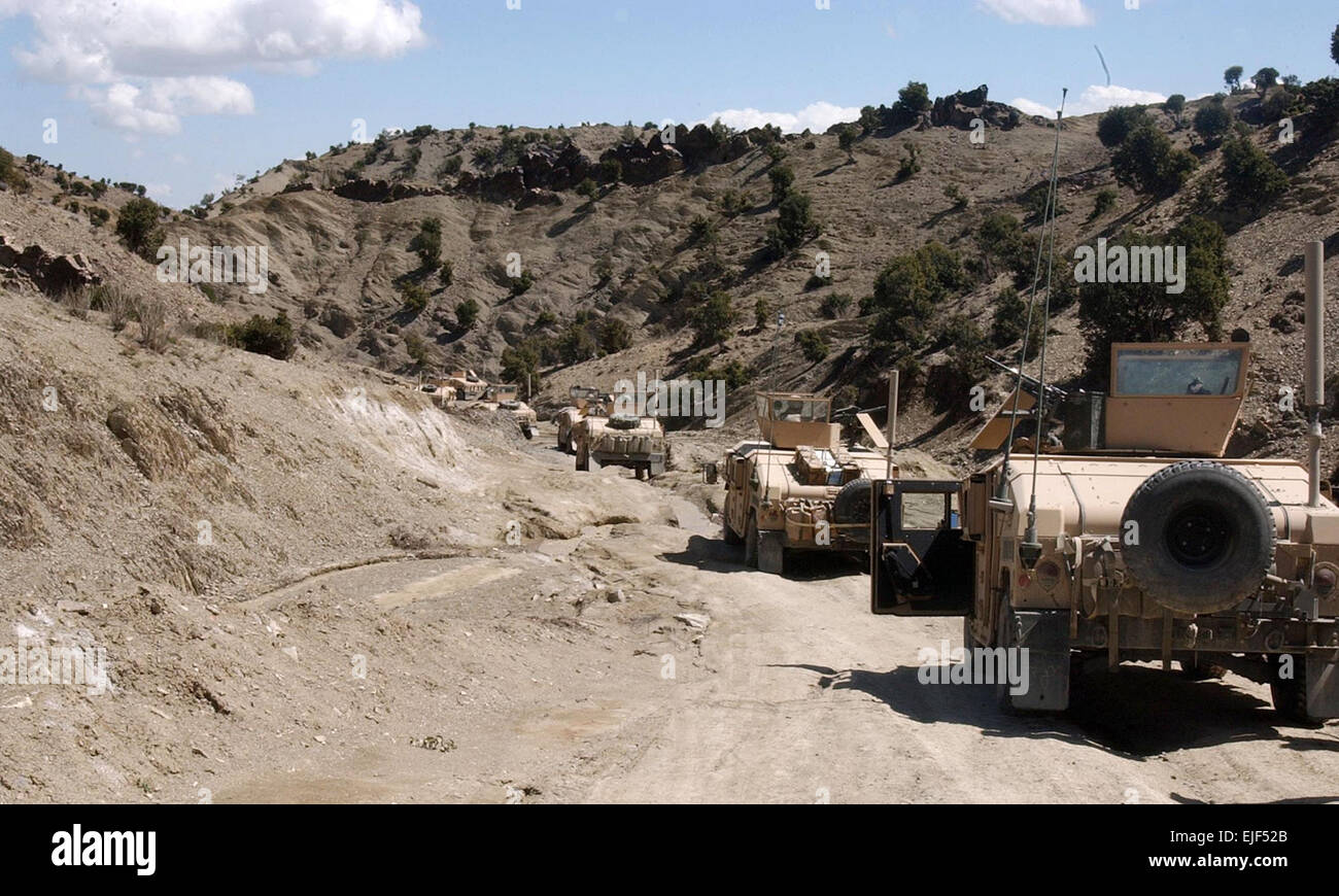 Soldati dal primo plotone, la società C, 2° Battaglione, 87th fanteria, 3° Brigata Team di combattimento, decimo Montagna divisione, viaggio giù per un sentiero stretto mentre la scorta forniture in un remoto avamposto.US Army foto di Spc. Matteo Leary/Task Force Fury PAO Foto Stock