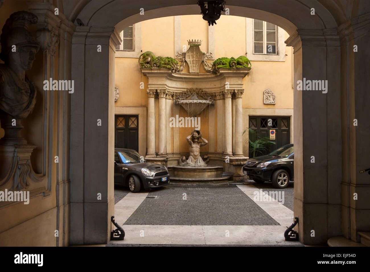 Vista di un piccolo cortile decorativo fontana di Roma Italia Foto Stock