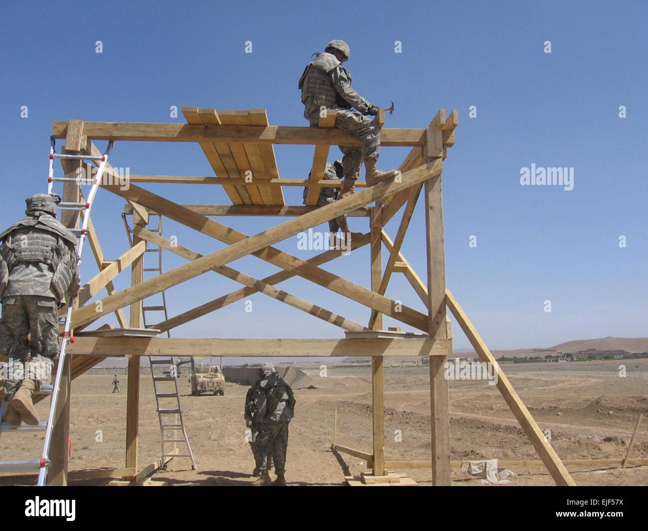Stati Uniti I soldati dell esercito dell'Ingegnere 585th azienda costruire la prima torre di guardia a inoltrare una base operativa Logar in Afghanistan Maggio 18, 2007. Stati Uniti Foto dell'esercito Foto Stock