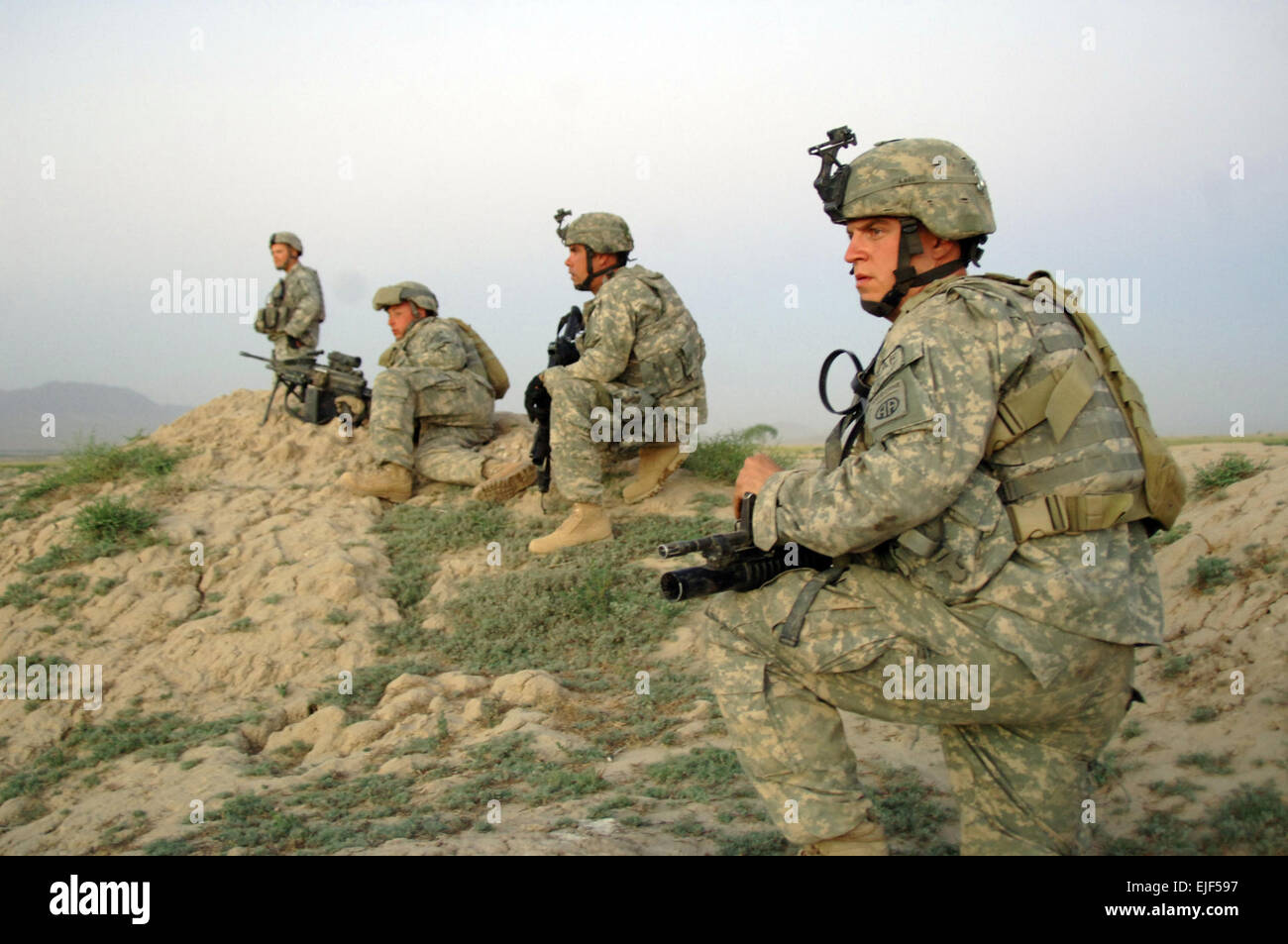 U.S soldati dell esercito dalla società alfa, 2° Battaglione, 508th Parachute reggimento di fanteria si muove in posizione per il supporto di polizia nazionale afgana che sono in movimento per fermare un sospetto durante un cordone e cerca di Pana, Afghanistan, 9 giugno 2007. Il personale Sgt. Michael L. Casteel Foto Stock