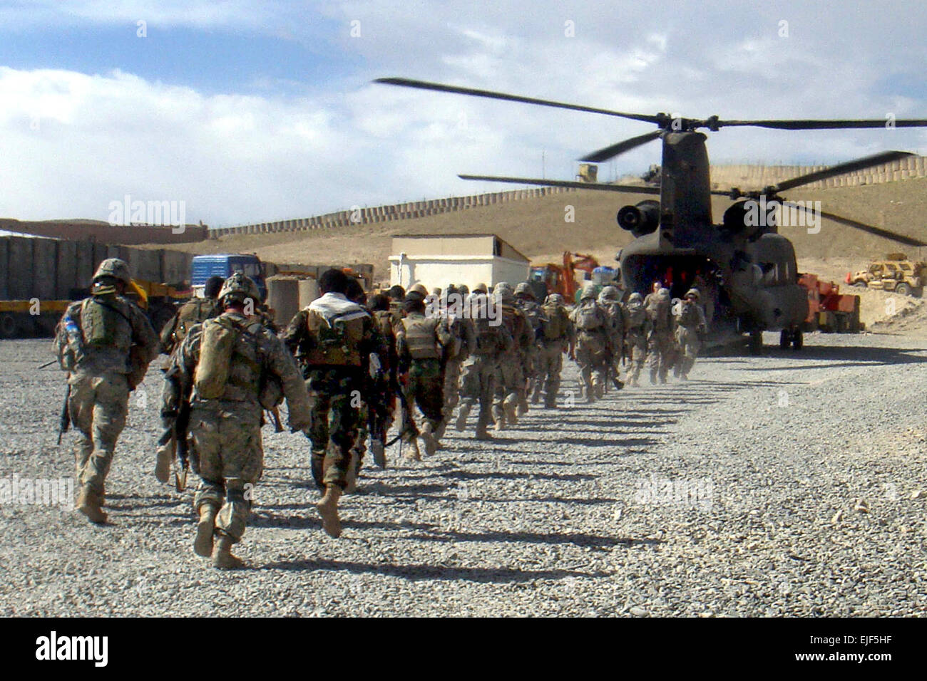 Stati Uniti I soldati dell esercito, dall'attacco Company, 1° battaglione di fanteria 503rd, 173rd Airborne e forze di sicurezza nazionali afgane spostare per caricare su un CH-47, Chinook, per un assalto dell'aria missione a combattere avamposto Sayed Abad, provincia di Wardak, Afghanistan, 15 giugno 2010. Jon Rosa Foto Stock