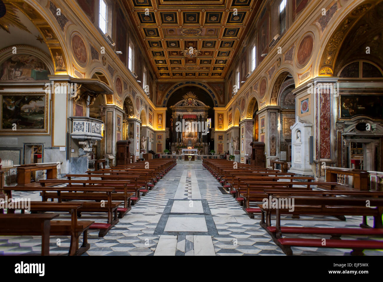 All'interno di una bella chiesa a Roma Italia Foto Stock