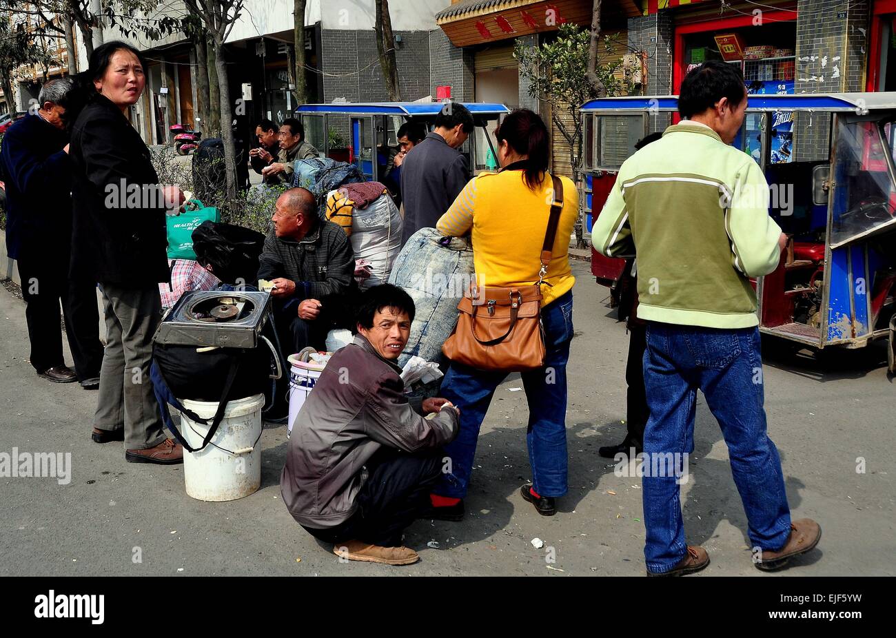 Long Feng, Cina: Cinesi si riuniranno sul marciapiede in attesa di un negozio di alimentari per aprire Foto Stock