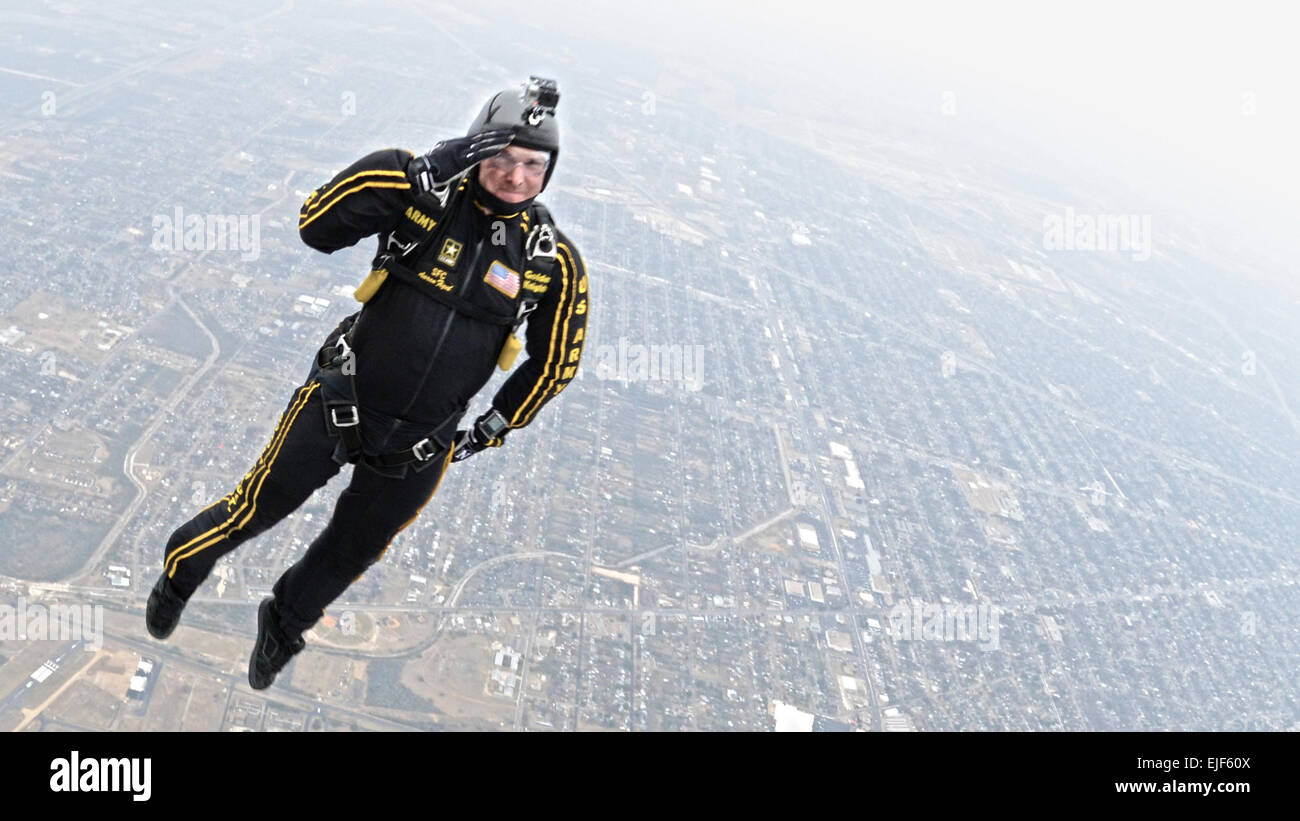 Sgt. 1. Classe Aaron Figel, CON GLI STATI UNITI Esercito di cavalieri d'oro team tandem, saluta come Egli uscite di aerei sopra Stinson Airfield in San Antonio Gen 3, 2013. Il Golden Knights eseguito diversi salti all'aeroporto e sono parte delle celebrazioni militari in congiunzione con gli Stati Uniti Esercito ciotola All-American, fissata per il 5 gennaio. L esercito ha ospitato l'evento in San Antonio dal 2002, selezionando 90 della parte superiore di alta scuola calcio giocatori provenienti da tutta la nazione a partecipare. Stati Uniti La riserva di esercito foto di Sgt. 1. Classe Carlos J. Lazo, 302nd Mobile degli affari pubblici distacco Foto Stock