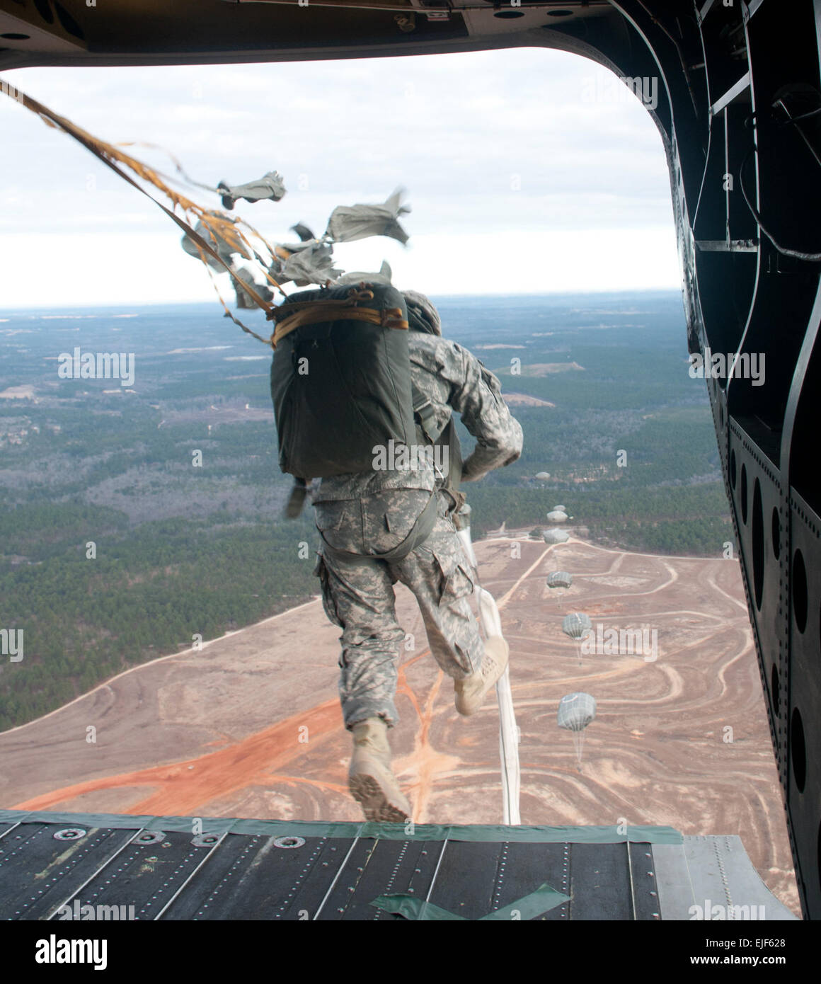 Olandese e i paracadutisti americani hanno unito le loro forze per operazioni aviotrasportate in Sicilia la zona di caduta, Gen 9. Un totale di 220 soldati dal 1° Brigata Team di combattimento, ottantaduesima Airborne Division, e il Regio esercito Olandese xi Airmobile Brigade scavalcato da tutti americani Divisione CH-47 elicotteri Chinook. Le truppe americane hanno guadagnato il salto degli esteri ali, come essi sono stati inaugurati fuori del velivolo da un olandese jumpmaster. A sua volta, un americano jumpmaster guidato le truppe olandesi fuori della rampa di ritorno. La missione era parte della divisione americana della formazione di interoperabilità con le forze olandesi. Il personale Sgt. Foto Stock