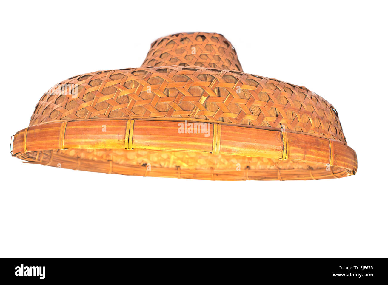 Bambù asiatico cappello conico isolato su bianco Foto Stock