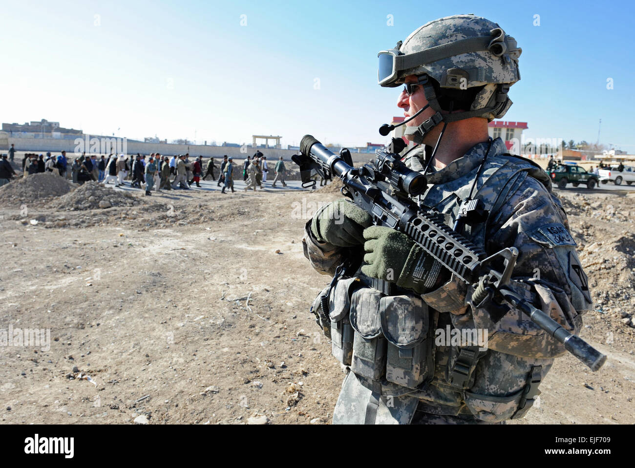 Il personale Sgt. Donald Goodballet protegge l'area come Stati Uniti Ambasciatore in Afghanistan Karl W. Eikenberry tours progetti in Qalat, Afghanistan, 1 dic. Ambasciatore Eikenberry era in Qalat a parlare con funzionari del governo afgano e stati uniti i leader militari e civili circa i progressi compiuti in termini di governance e di sicurezza. Stati Uniti Air Force foto/Staff Sgt. Brian FergusonReleased Foto Stock