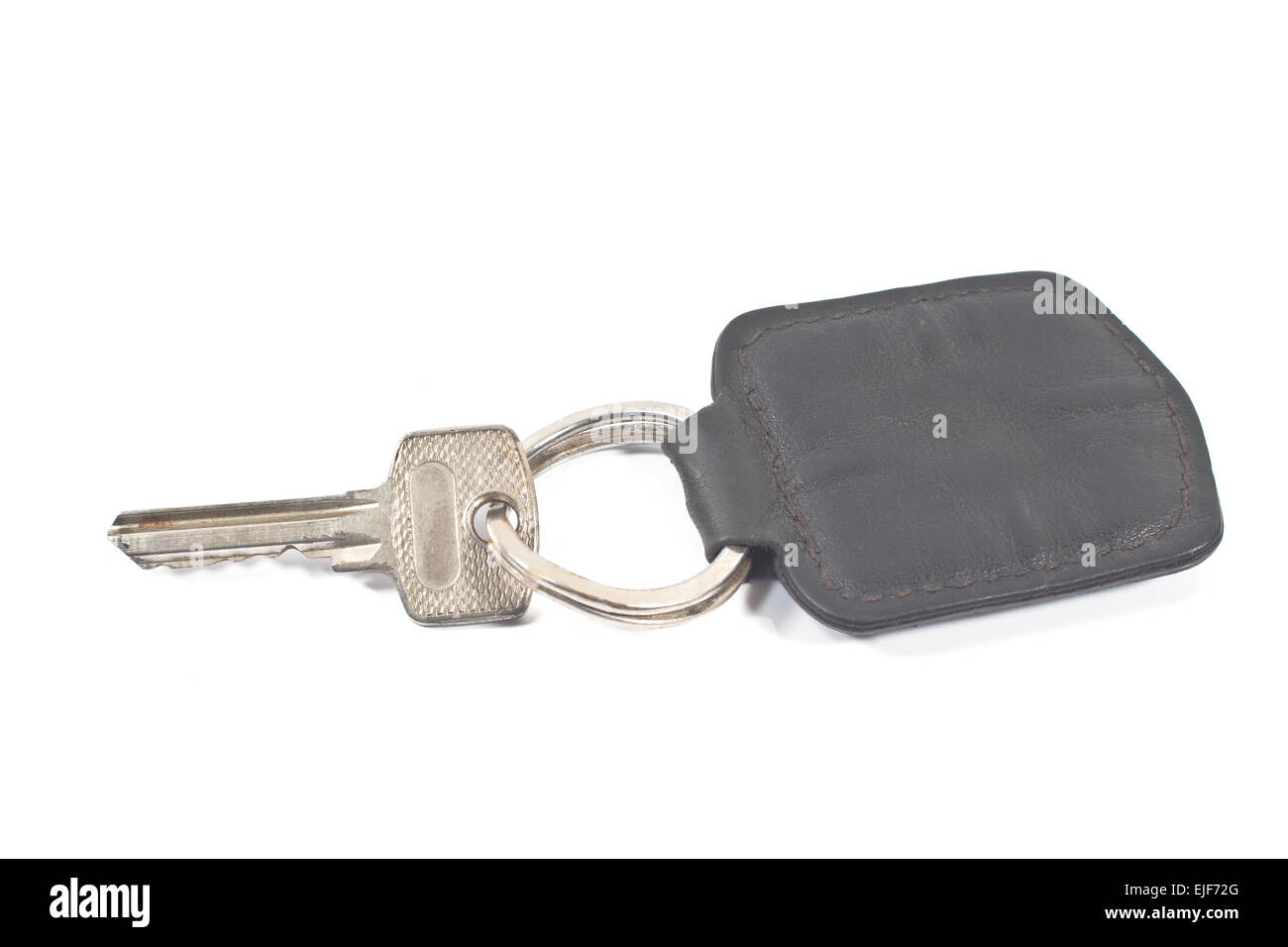 Chiave con tag in pelle isolato su bianco Foto Stock