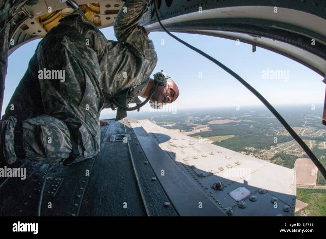 Sgt. 1. Classe Garrett Williams, un jumpmaster con il 1 ° brigata Team di combattimento, ottantaduesima Airborne Division, cerca gli indizi visivi che indicano il suo elicottero Chinook si sta avvicinando alla zona di trascinamento 15 Maggio a Fort Bragg, N.C. il salto era parte di Yudh Abhyas, un bilaterale annuale di esercizio tra l'esercito indiano e l'esercito degli Stati Uniti Pacific, ospitato quest'anno dalla divisione della controllante dell organizzazione, XVIII Airborne Corps. Sgt. Michael J. MacLeod Foto Stock