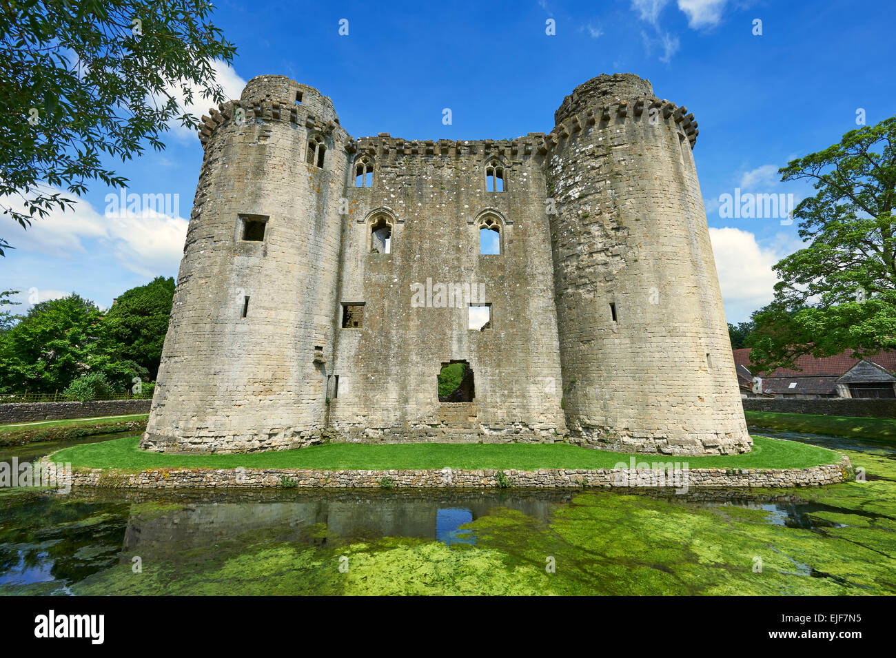 Nunney moated medievale, Castello di Nunney, Somerset, Inghilterra Foto Stock