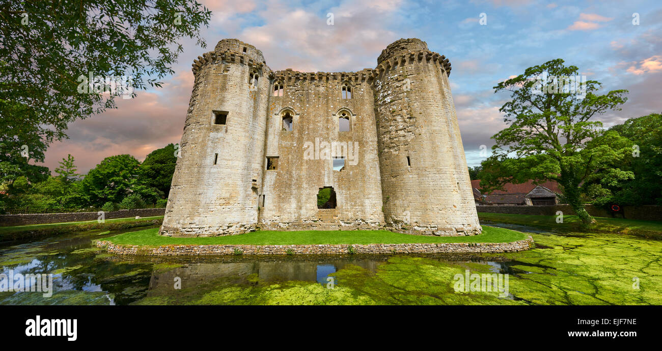 Nunney moated medievale, Castello di Nunney, Somerset, Inghilterra Foto Stock