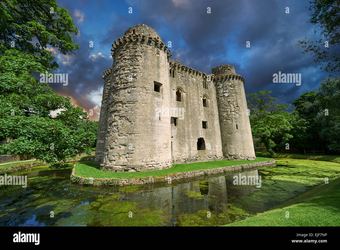 Nunney moated medievale, Castello di Nunney, Somerset, Inghilterra Foto Stock
