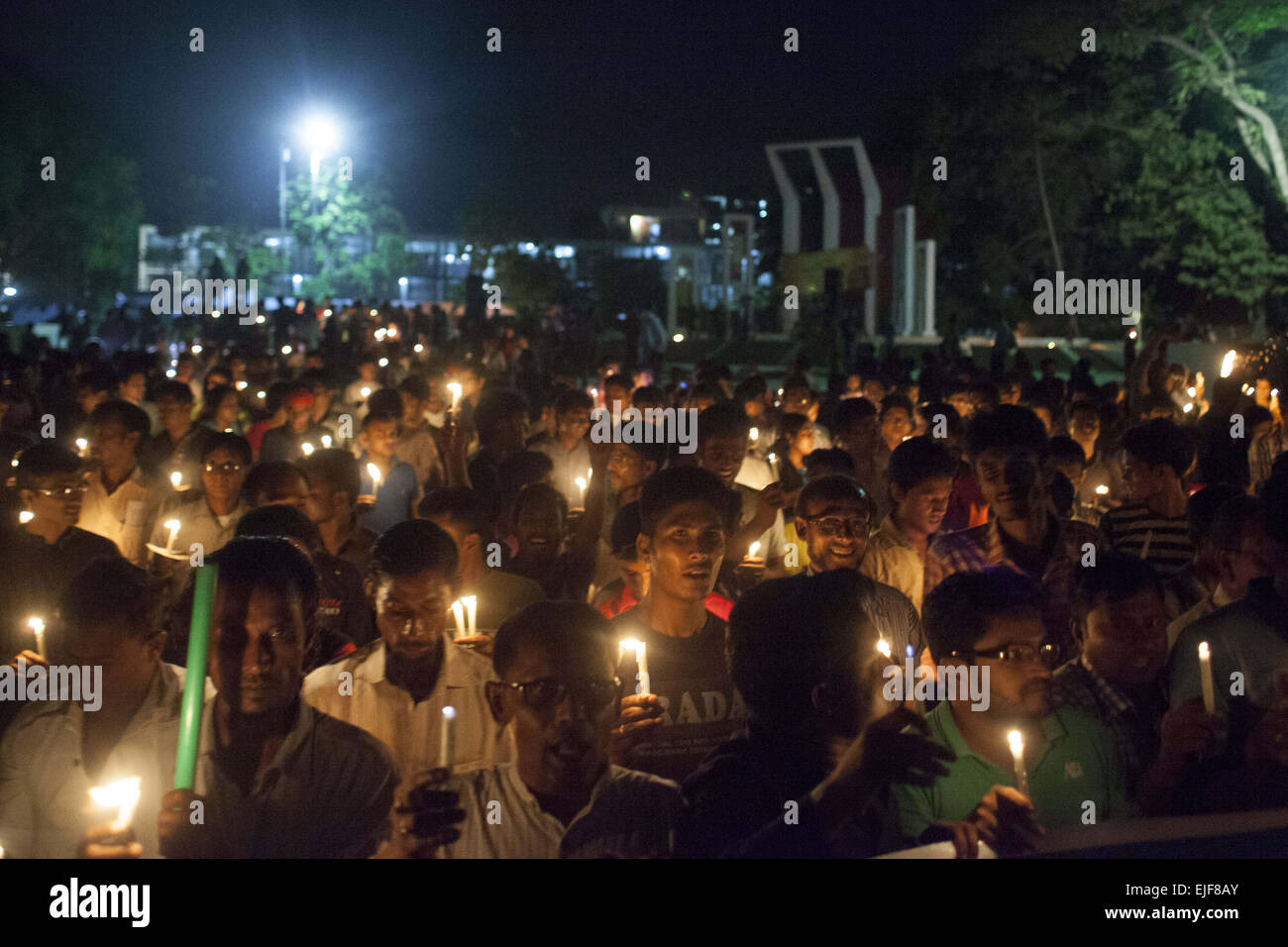 Dacca in Bangladesh. 25 Mar, 2015. Dacca, Bangladesh, mercoledì 25 marzo, 2015 ; del Bangladesh attivisti sociali Tenere candele durante un rally in ricordo di coloro che sono stati uccisi in questa notte nel 1971, con un giorno di anticipo del paese con la dichiarazione di indipendenza dal Pakistan.In questa notte di nero nella storia nationl, i militari pakistani righelli lanciato ''Operazione Searchlight'' uccisione di alcune migliaia di persone in quella notte di repressione da soli. Come parte dell'operazione, serbatoi laminati fuori di Dhaka cantonment e una città del sonno svegliato da i sonagli di spari come i militari pakistani hanno attaccato il ha Foto Stock