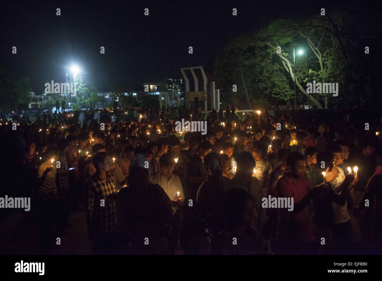 Dacca in Bangladesh. 25 Mar, 2015. Dacca, Bangladesh, mercoledì 25 marzo, 2015 ; del Bangladesh attivisti sociali Tenere candele durante un rally in ricordo di coloro che sono stati uccisi in questa notte nel 1971, con un giorno di anticipo del paese con la dichiarazione di indipendenza dal Pakistan.In questa notte di nero nella storia nationl, i militari pakistani righelli lanciato ''Operazione Searchlight'' uccisione di alcune migliaia di persone in quella notte di repressione da soli. Come parte dell'operazione, serbatoi laminati fuori di Dhaka cantonment e una città del sonno svegliato da i sonagli di spari come i militari pakistani hanno attaccato il ha Foto Stock