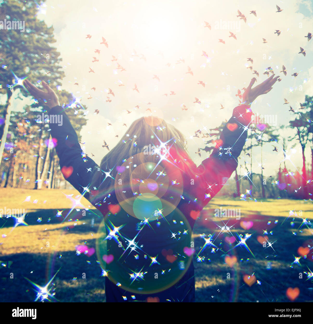 Ragazza giovane diffondendo le mani con gioia e ispirazione rivolta verso il sole,saluto al sole,libertà concetto,bird volare al di sopra del segno freedo Foto Stock