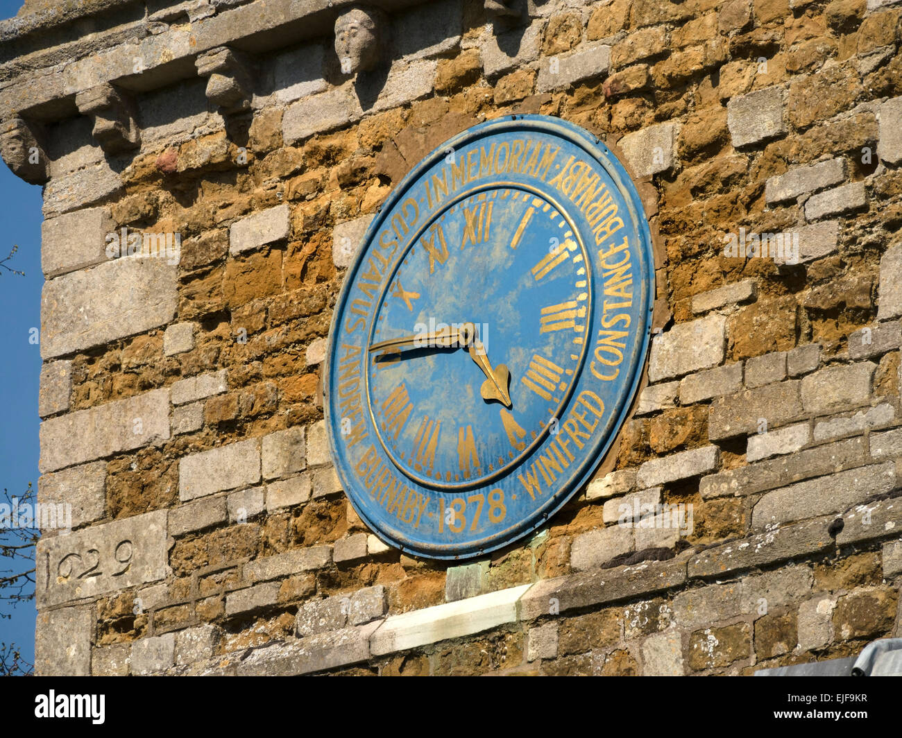 Antico orologio da chiesa con quadrante blu e lancette dorate e numeri romani, Burrough on the Hill Church, Leicestershire, Inghilterra, Regno Unito. Foto Stock