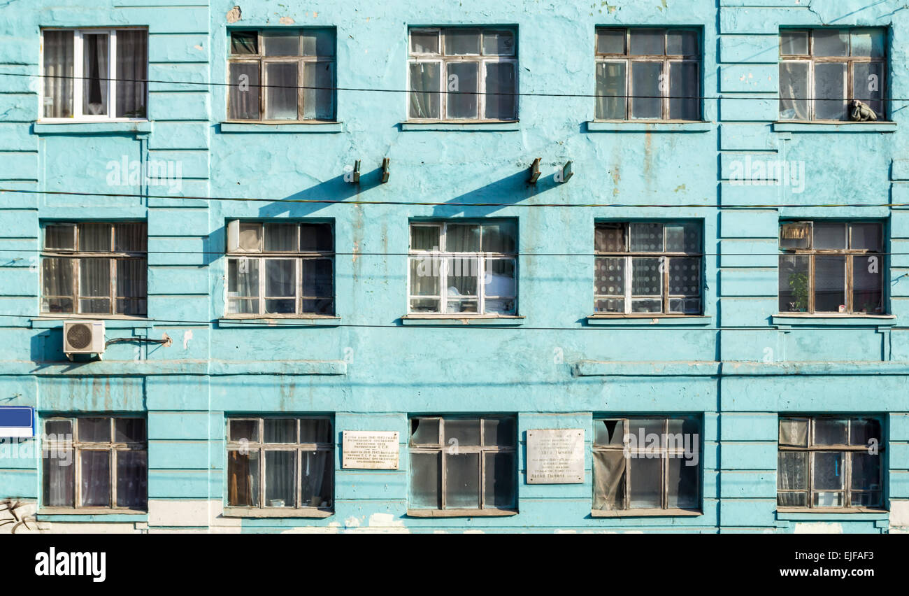 15 Windows su un blu edificio di mattoni in una città Foto Stock