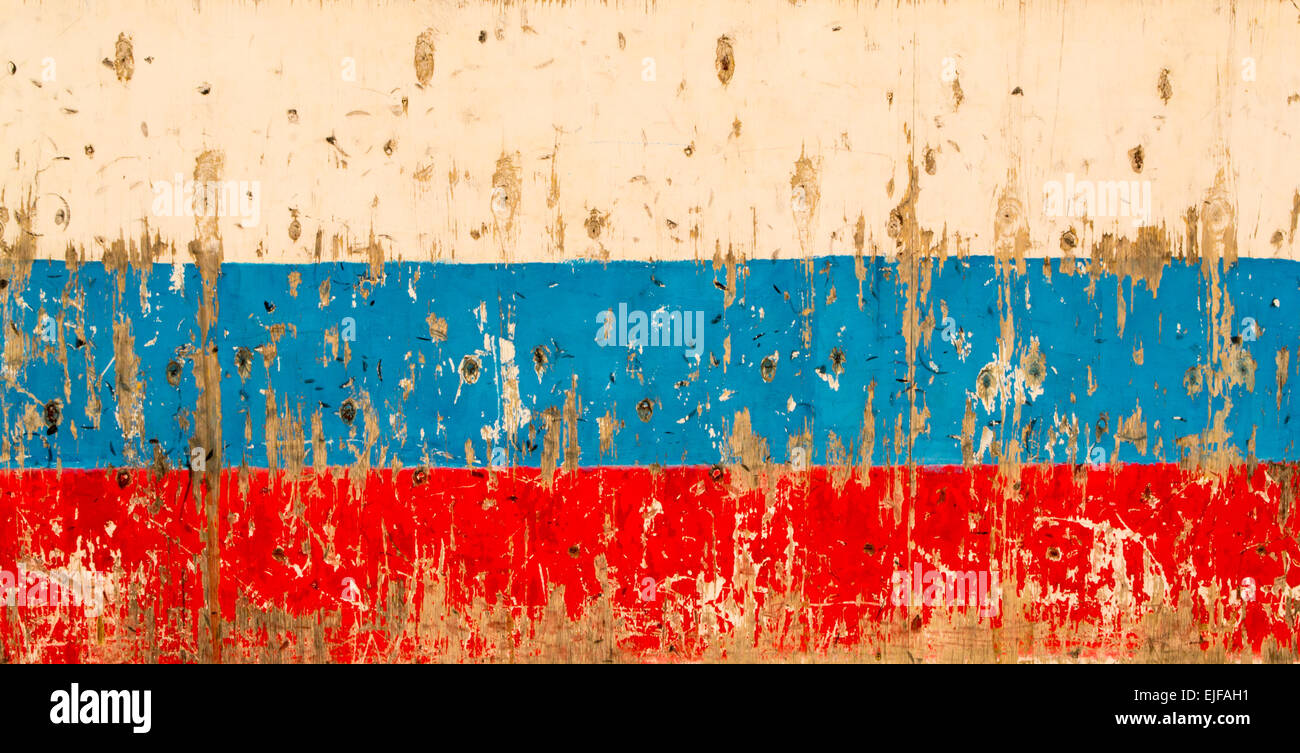 Segni di urto di hockey su ghiaccio puck contro un di legno versione colorata di bandiera della Russia Foto Stock