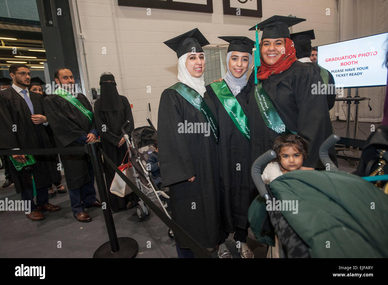 In coda per loro laurea snap , neuroscienze laureati da King's College , London Saudi Arabian cittadini all'Arabia Saudita Ufficio culturale ha ospitato 5° cerimonia di laurea & Career Fair XXII Marzo 2015, centro Excel di Londra. Tutti hanno partecipato università nel Regno Unito e sono ora in cerca di tornare in Arabia Saudita per lavoro. Foto Stock