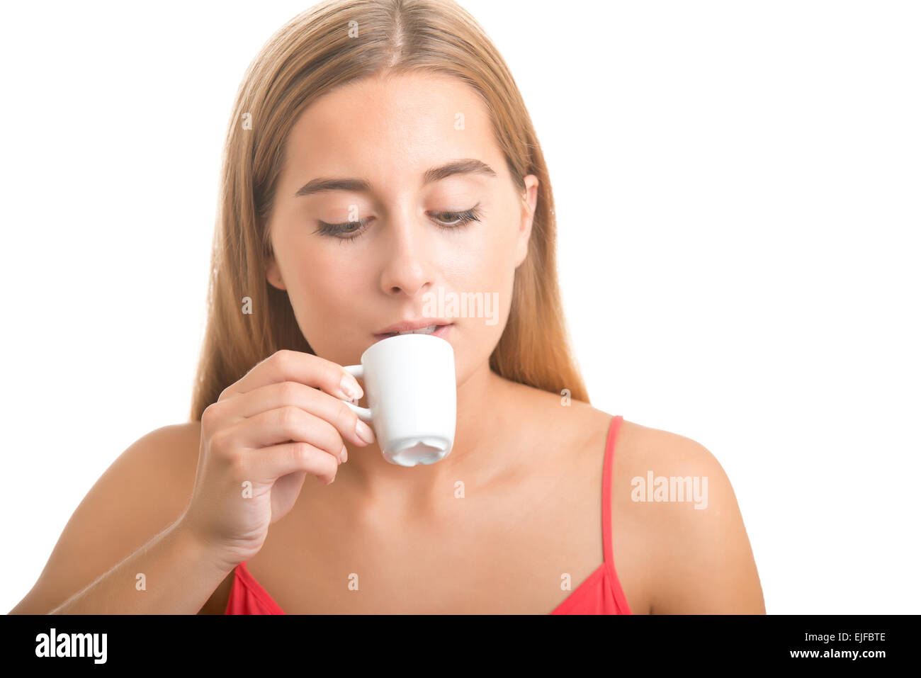 La donna a bere un caffè espresso, isolato in bianco Foto Stock