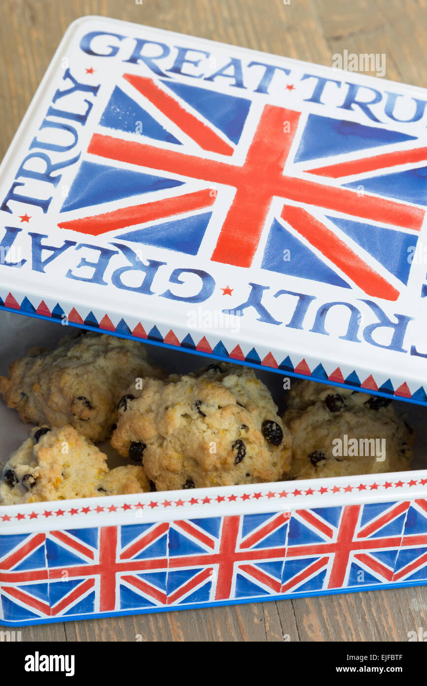 Inglese tradizionale fatto in casa roccia dolci dolci panini in teglia con Union Jack flag design Foto Stock