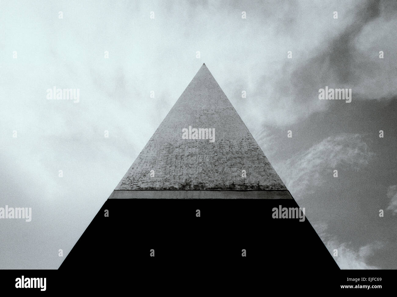 Arte moderna piramidale a Bangkok in Thailandia nell'estremo Oriente del Sud-est asiatico. Surrealismo Cielo astratto Cultura geometria simmetria Triangolo Viaggi b&w Foto Stock