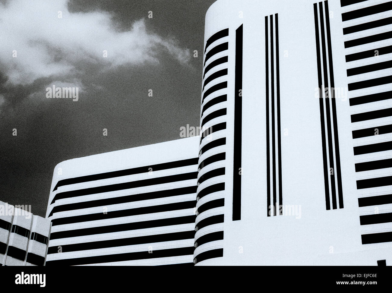 Edificio di architettura moderna a Sukhumvit in Bangkok, in Thailandia, nel Sud-Est Asiatico. Bella Urban modernity City Design Viaggi b&w Foto Stock