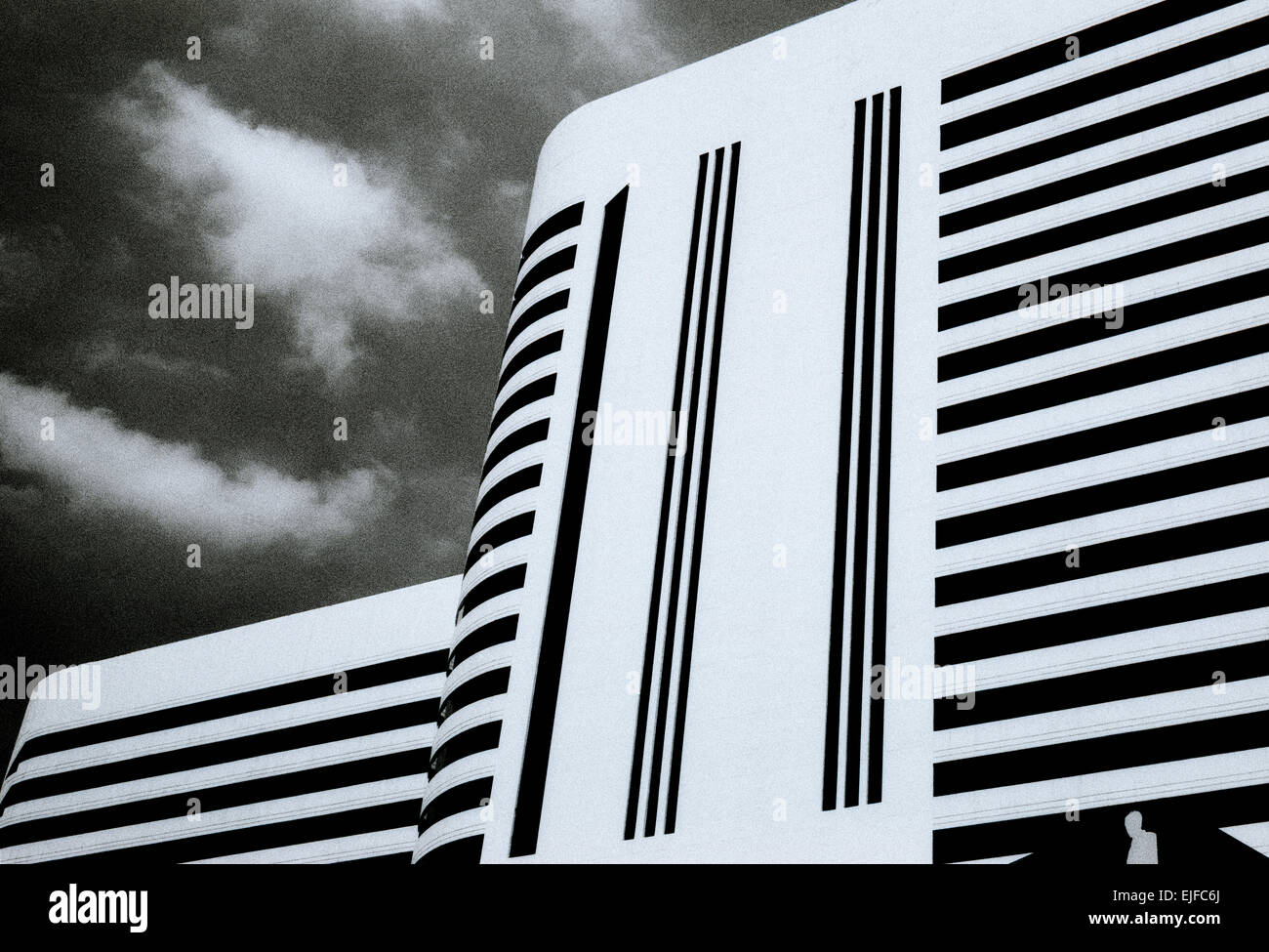 Edificio di architettura moderna a Sukhumvit in Bangkok, in Thailandia, nel Sud-Est Asiatico. Bella Urban modernity City Design Viaggi b&w Foto Stock