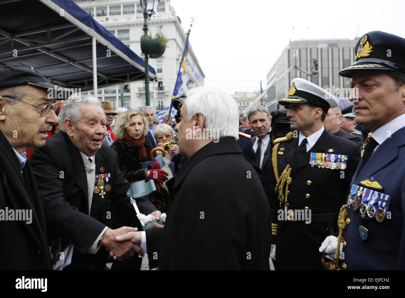 Atene, Grecia. 25 Mar, 2015. Il Presidente della Repubblica di Grecia, Prokopis Pavlopoulos (centro), saluta un veterano di guerra. Una parata militare si è svolta ad Atene nonostante la pioggia pesante, per celebrare il 194th greco il Giorno di Indipendenza. Il giorno celebra l'inizio della guerra greca di indipendenza nel 1821, che portano all'indipendenza della Grecia dall'Impero Ottomano. © Michael Debets/Pacific Press/Alamy Live News Foto Stock