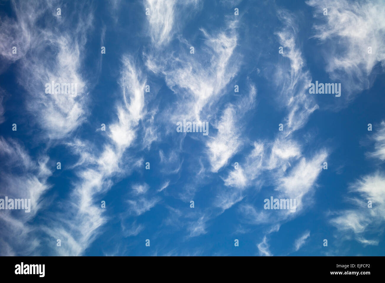 Cirrus nuvole nel cielo blu Foto Stock